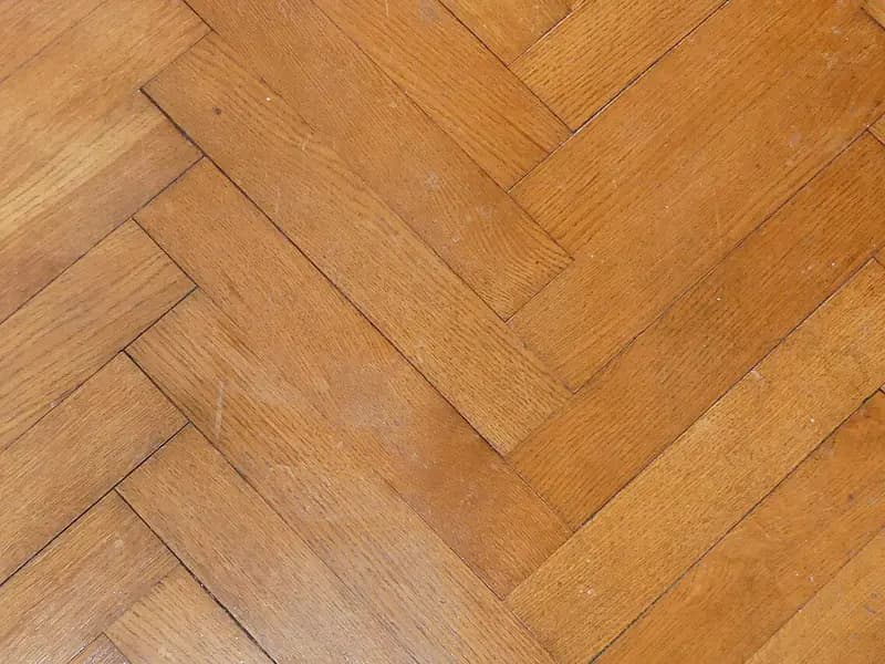 Parquet de tablilla en espiga en el salón de una vivienda