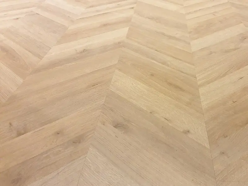 Parquet de roble claro colocado en espiga