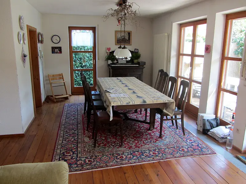 Comedor con tarima de lama ancha