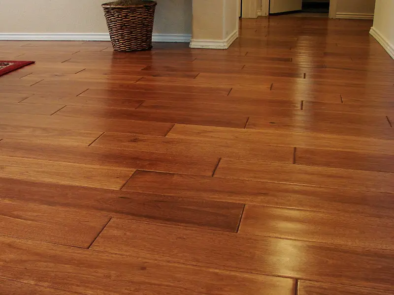Pasillo con suelo de tablas de madera de hickory