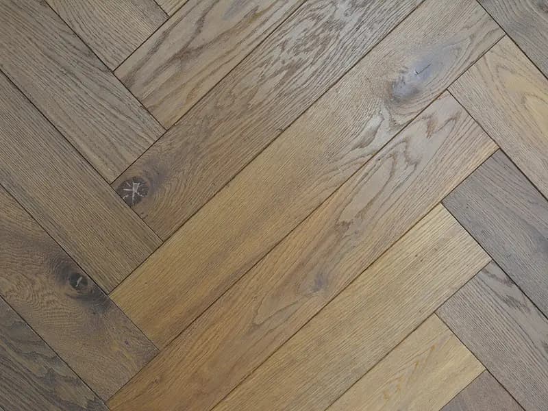 Parquet de roble en espiga con acabado natural