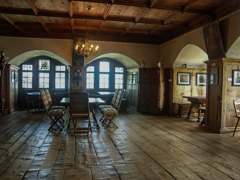 Estancia antigua con suelo de tablas anchas de madera envejecida
