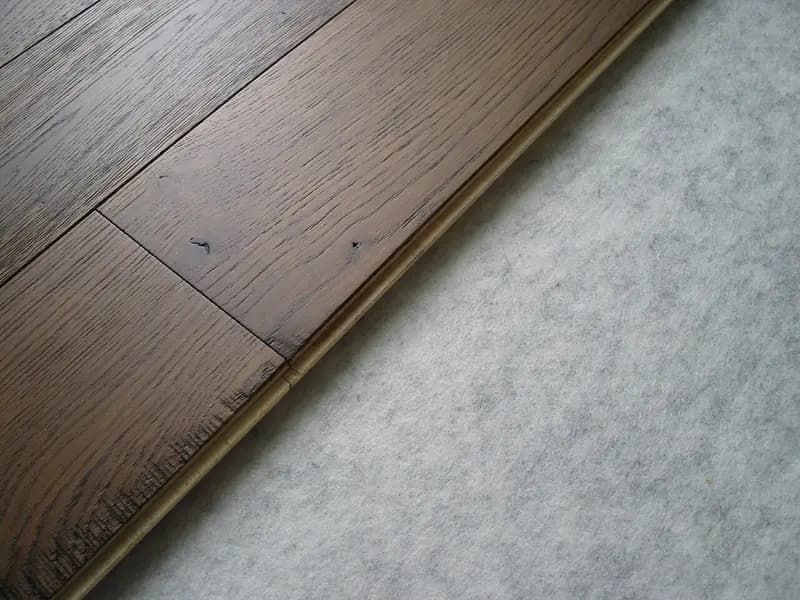 Detalle de la lengüeta de una lama de parquet multicapa