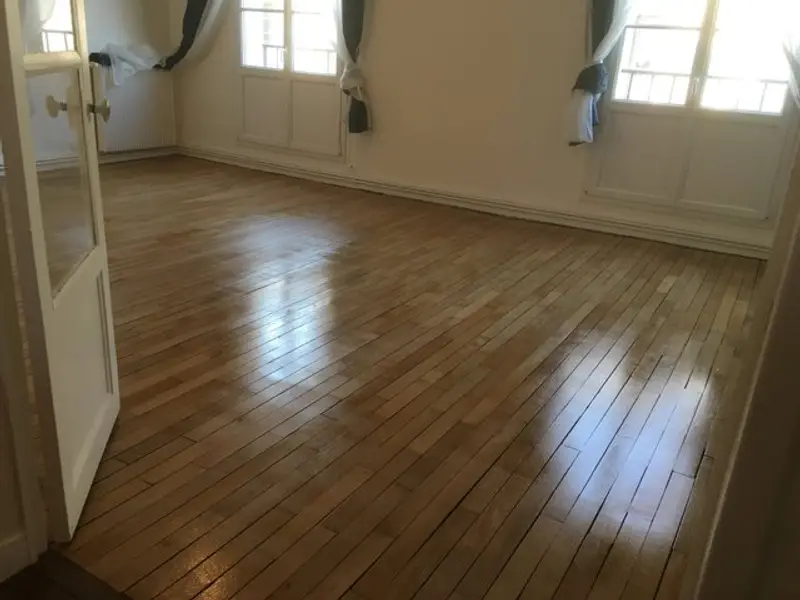 Parquet recién acuchillado y barnizado en una vivienda
