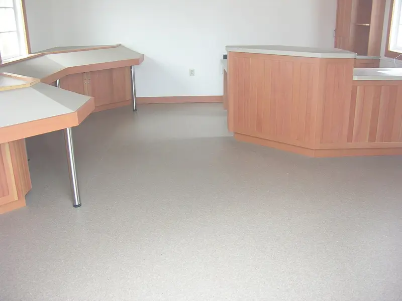 Suelo laminado claro recién instalado en una sala