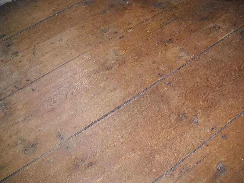 Suelo de roble antiguo desgastado por el uso