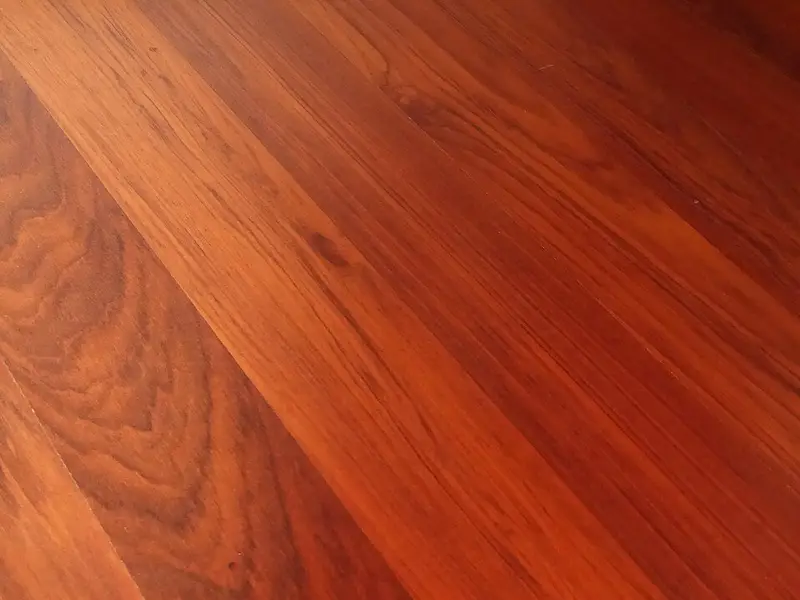 Detalle de parquet de madera de tono rojizo