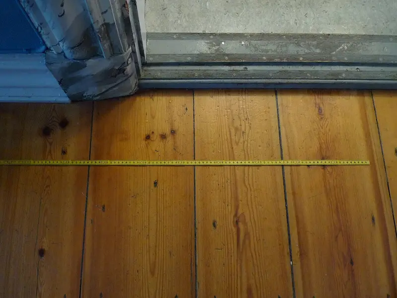 Suelo de tablas anchas de madera en una casa antigua