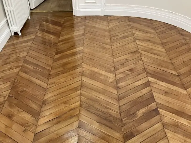 Parquet en punta de Hungría restaurado con acabado brillante
