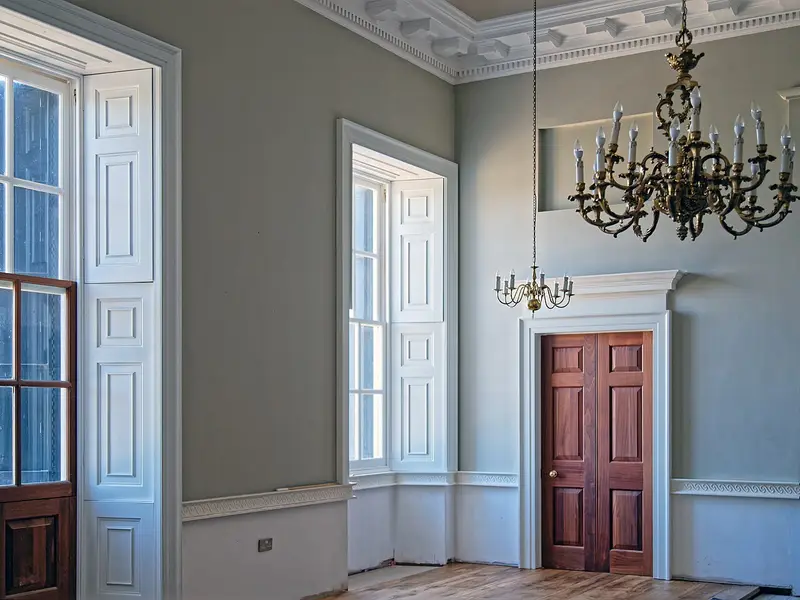 Estancia luminosa con grandes ventanales y suelo de madera