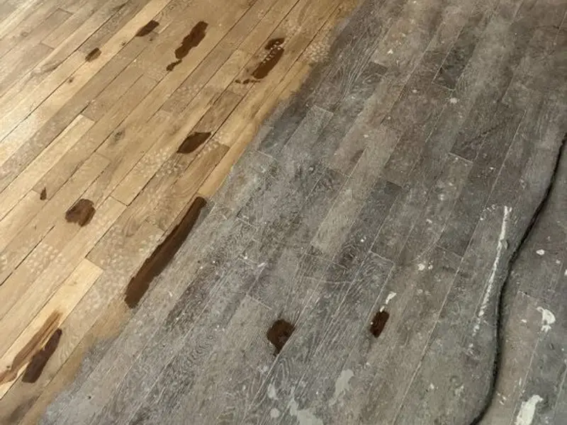 Suelo de madera desgastado durante su restauración