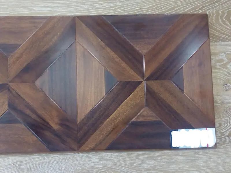 Muestra de suelo laminado que imita un parquet modular