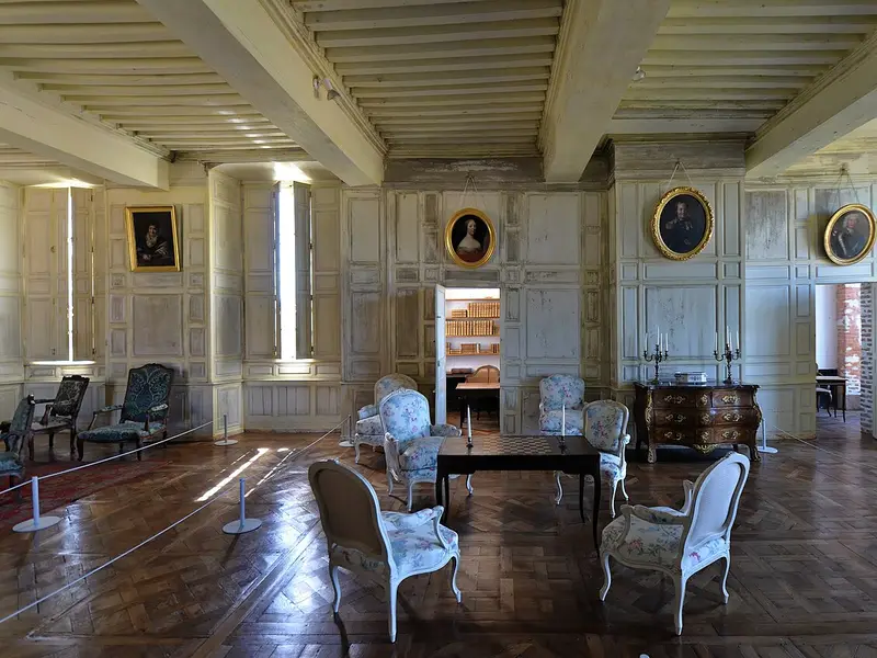 Gran salón histórico con suelo de tablas de madera