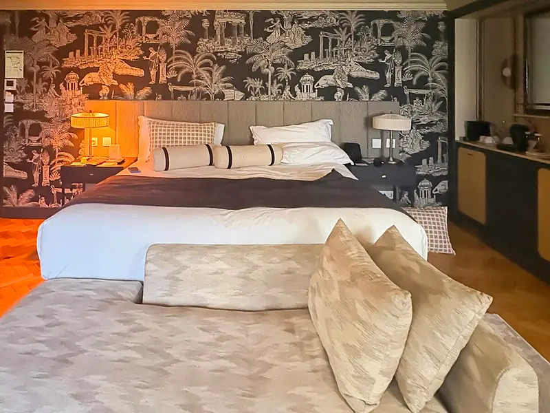 Dormitorio con suelo de madera