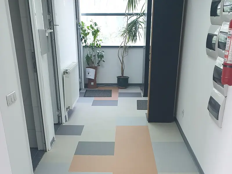 Pasillo con suelo vinílico en losetas de varios colores