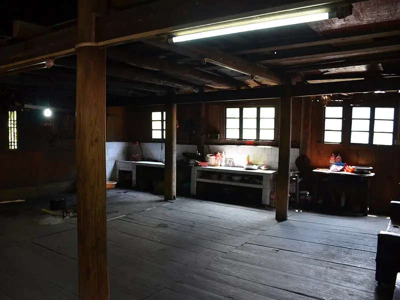 Sala tradicional con suelo de tablas de madera oscura