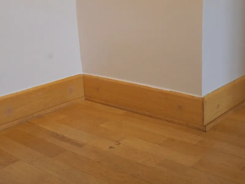 Rodapié de madera sobre suelo de roble