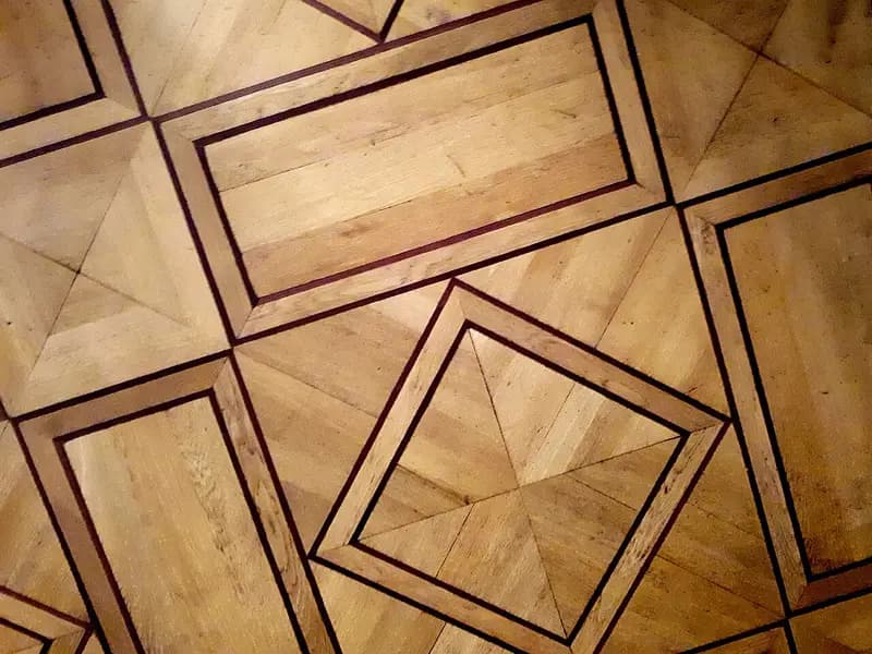 Parquet de roble con cuarterones geométricos