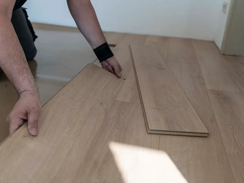 Suelo laminado con acabado imitación madera