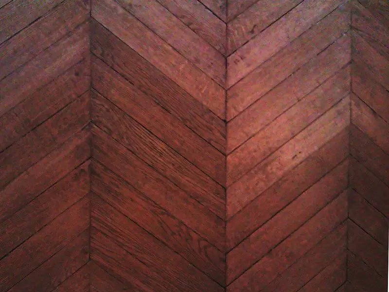 Parquet oscuro colocado en punta de Hungría