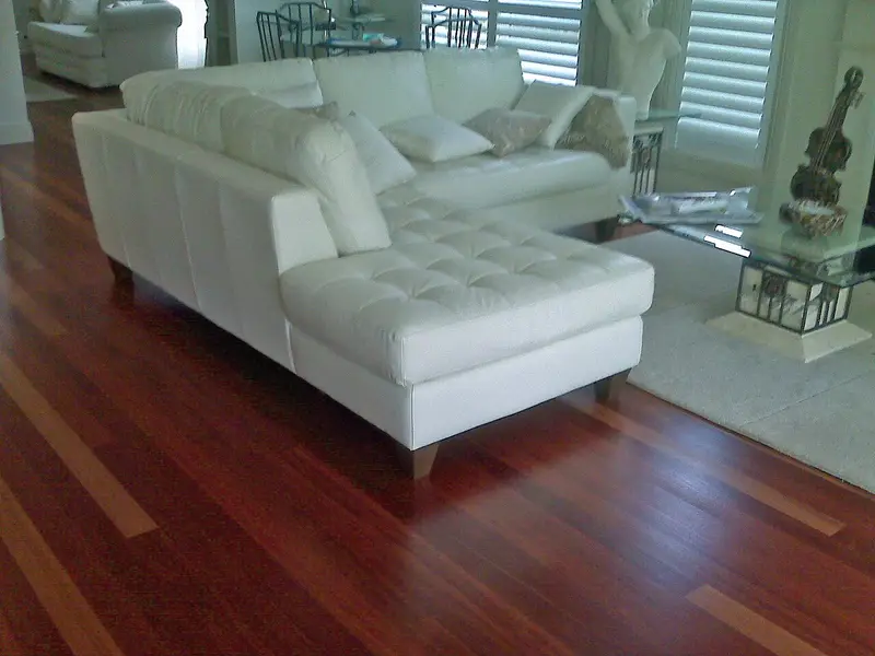 Salón luminoso con suelo de madera rojiza