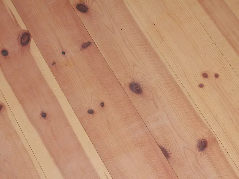Tablas de madera de pino con nudos