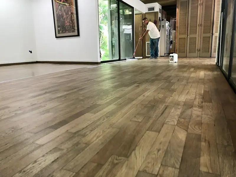 Estancia amplia con suelo de madera recién acabado