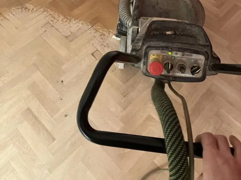 Acuchillado de un parquet en espiga con lijadora profesional