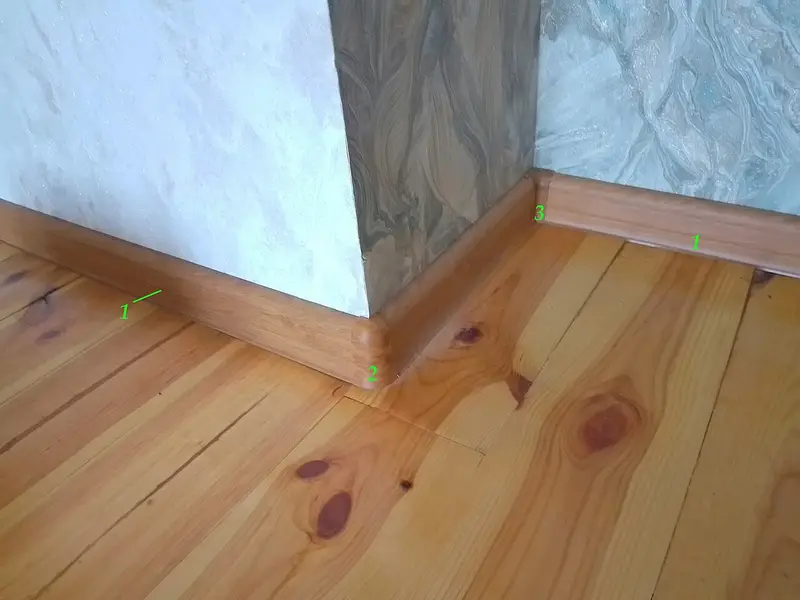 Suelo de tablas de pino con rodapié
