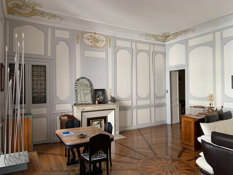 Salón de época con parquet de marquetería radial