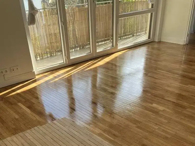 Parquet de lamas recién barnizado