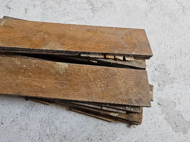 Tablillas de parquet antiguo desmontadas